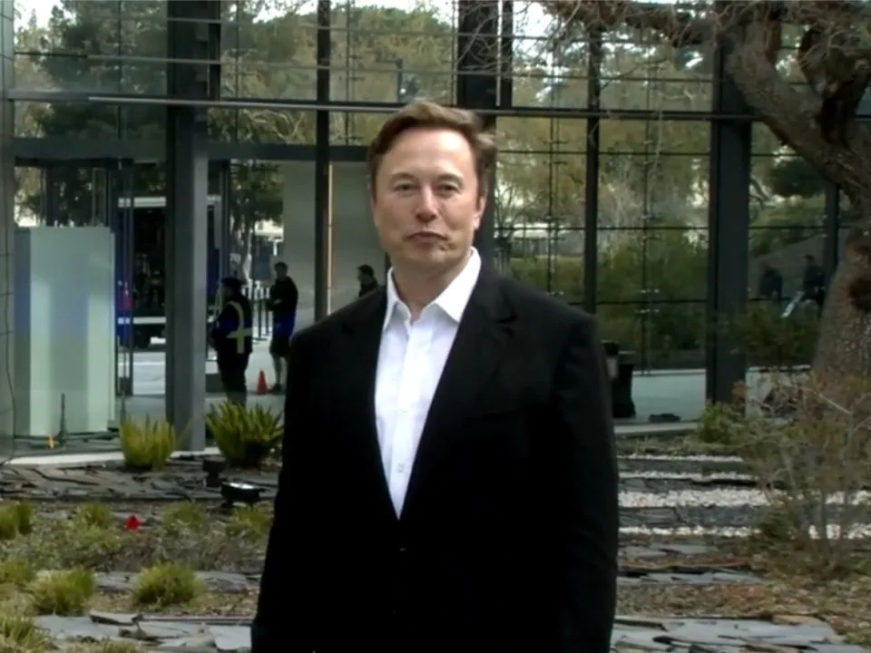 特斯拉執行長馬斯克（Elon Musk）參與「停止開發 AI 半年」連署信。外傳卻報導馬斯克計劃成立一家名為「X.AI」的人工智慧新創公司，該公司將與OpenAI進行競爭。&nbsp;&nbsp;&nbsp;圖：翻攝自特斯拉推特影片